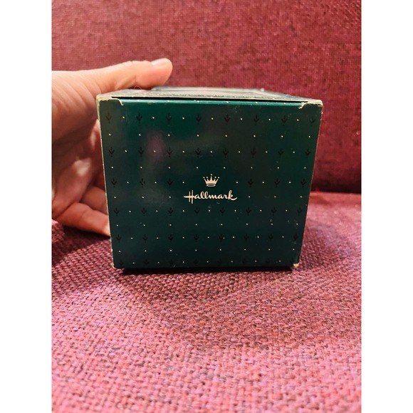 Hallmark Vintage Mother and Dad Ceramic Ornament, 1985 - Picture 9 of 10